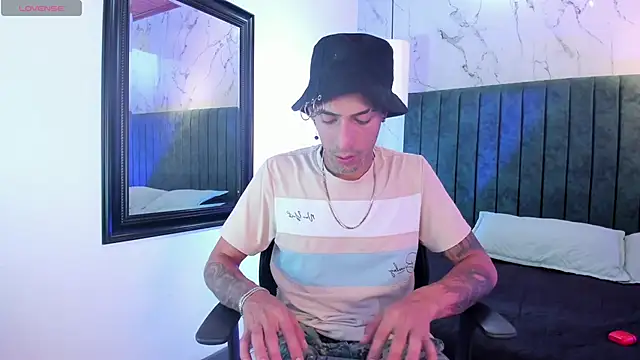 Snapshot of DrakeNeumann chatting on November 15, 2025, 3:54 am DrakeNeumann online show from November 15, 2025, 3:54 am