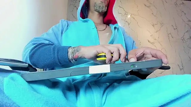 Snapshot of DrakeNeumann chatting on October 8, 2025, 3:52 am DrakeNeumann online show from October 8, 2025, 3:52 am