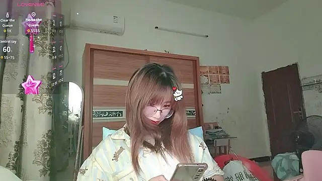 Snapshot of Lili_666 chatting on May 26, 2026, 4:27 pm Lili 666 online show from May 26, 2026, 4:27 pm