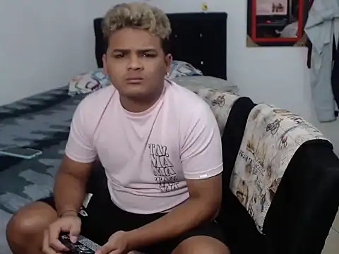 Snapshot of Boycuriousxxx chatting on October 20, 2025, 11:11 am Boycuriousxxx online show from October 20, 2025, 11:11 am