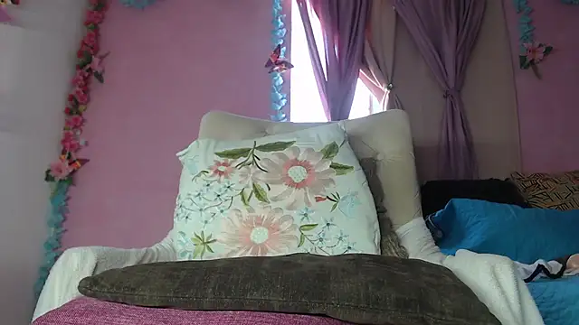 KeillyDiaz online show from May 5, 2026, 1:03 pm