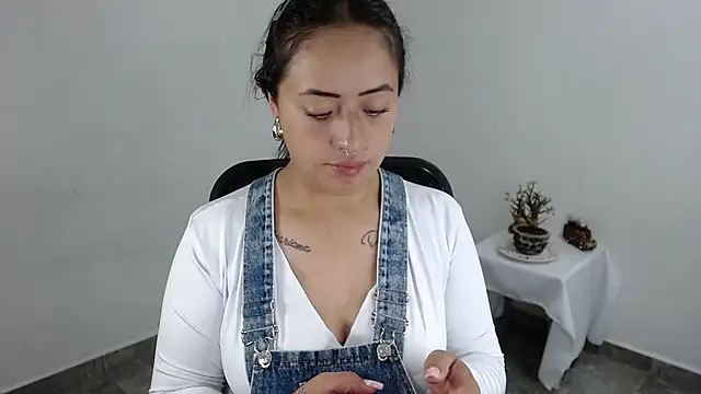 jjulietha95 online show from April 28, 2026, 2:27 am