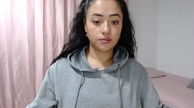 jjulietha95 online show from February 14, 2025, 11:53 pm