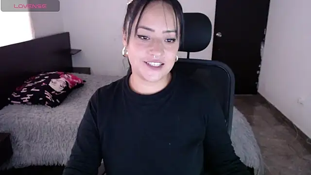 jjulietha95 online show from February 22, 2026, 10:33 pm