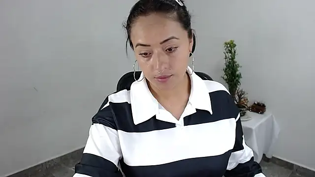 jjulietha95 online show from May 5, 2026, 1:30 am