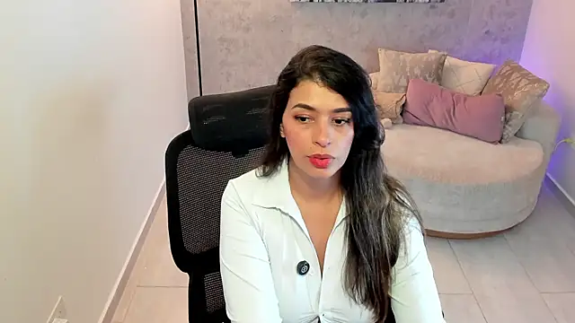 Snapshot of gia_watsonn chatting on August 3, 2026, 6:36 pm gia watsonn online show from August 3, 2026, 6:36 pm
