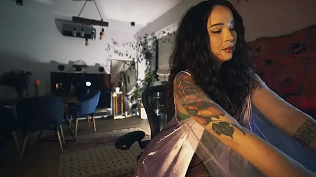 Snapshot of Leona_Mell chatting on November 1, 2025, 10:36 pm Leona Mell online show from November 1, 2025, 10:36 pm