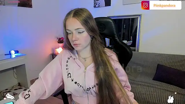 Snapshot of Piinkpandora chatting on March 19, 2026, 5:35 pm Piinkpandora online show from March 19, 2026, 5:35 pm