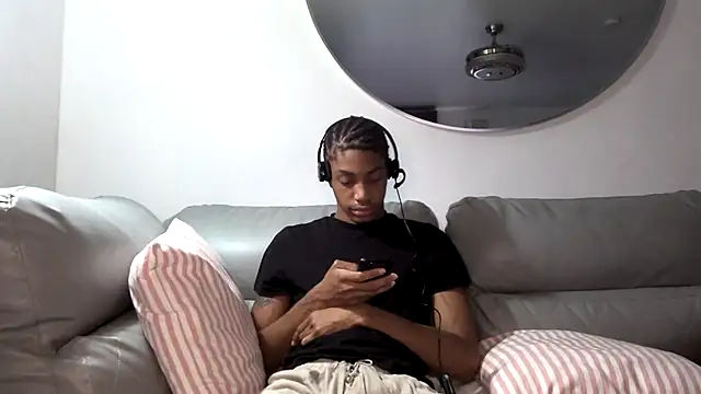 Snapshot of Skinnyblackman chatting on October 7, 2025, 10:11 pm Skinnyblackman online show from October 7, 2025, 10:11 pm