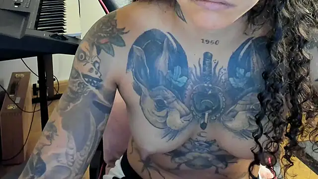 Snapshot of Ama_music chatting on October 18, 2025, 11:45 am Ama music online show from October 18, 2025, 11:45 am