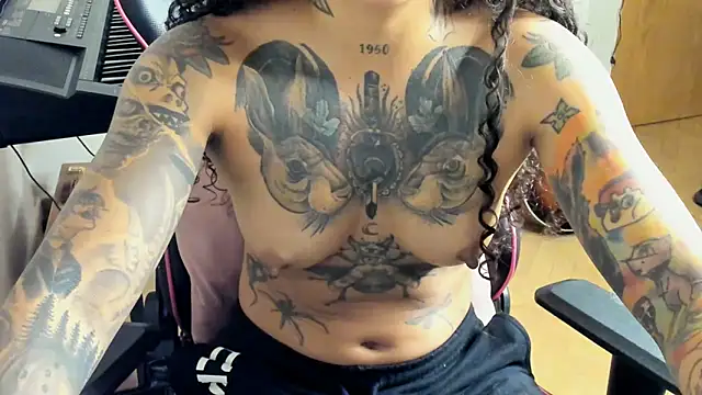 Snapshot of Ama_music chatting on October 17, 2025, 10:07 am Ama music online show from October 17, 2025, 10:07 am