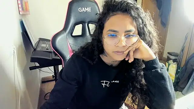 Snapshot of Ama_music chatting on October 31, 2025, 9:39 am Ama music online show from October 31, 2025, 9:39 am