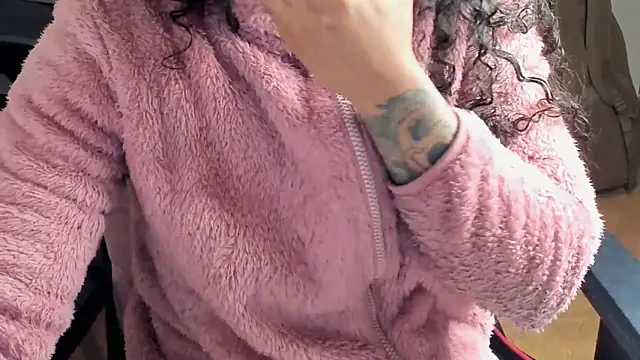 Snapshot of Ama_music chatting on November 19, 2025, 2:06 pm Ama music online show from November 19, 2025, 2:06 pm