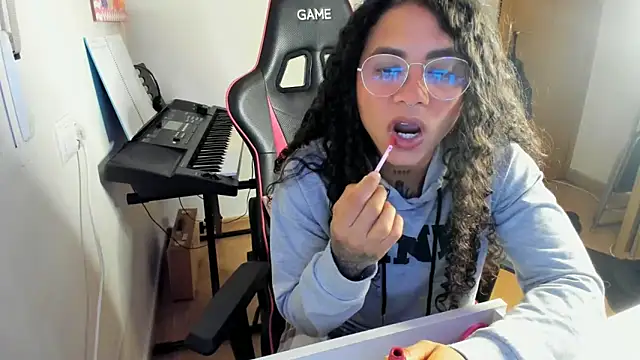 Snapshot of Ama_music chatting on October 8, 2025, 7:43 am Ama music online show from October 8, 2025, 7:43 am