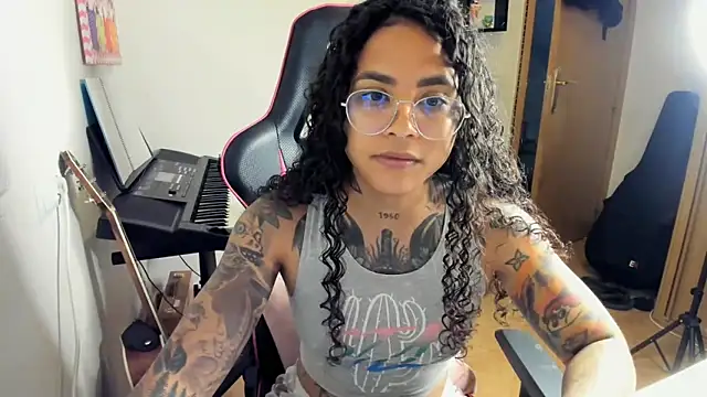 Snapshot of Ama_music chatting on October 16, 2025, 7:49 am Ama music online show from October 16, 2025, 7:49 am