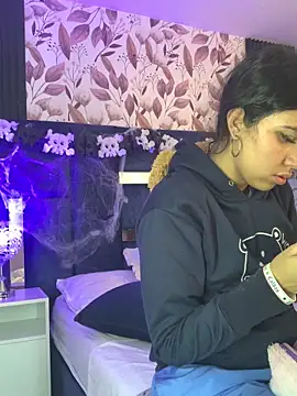 Snapshot of Larabrooks chatting on October 27, 2025, 7:04 pm Larabrooks online show from October 27, 2025, 7:04 pm