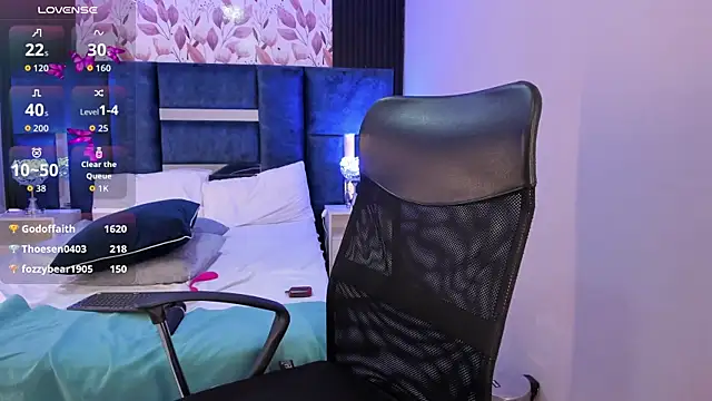 Snapshot of Larabrooks chatting on November 29, 2025, 8:14 am Larabrooks online show from November 29, 2025, 8:14 am