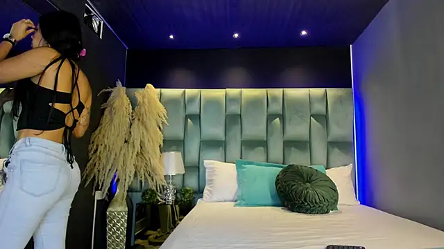 Snapshot of Larabrooks chatting on December 2, 2025, 7:04 pm Larabrooks online show from December 2, 2025, 7:04 pm