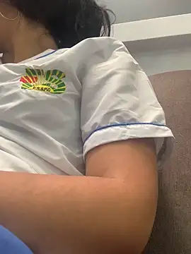 Snapshot of Larabrooks chatting on October 17, 2025, 6:21 pm Larabrooks online show from October 17, 2025, 6:21 pm