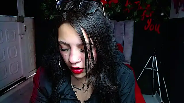 Violettasquirt online show from May 7, 2026, 5:16 pm