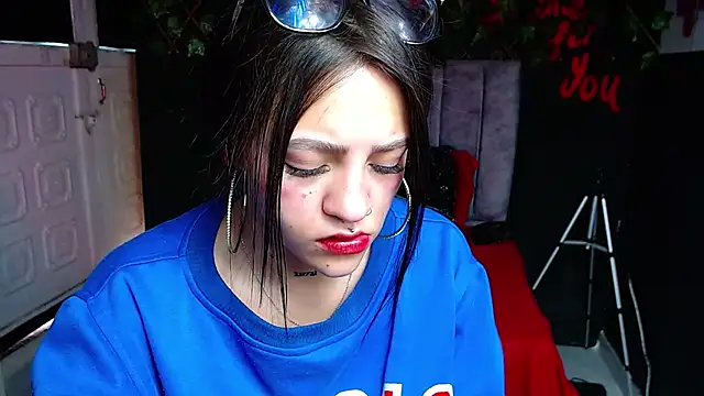 Violettasquirt online show from May 8, 2026, 1:37 pm