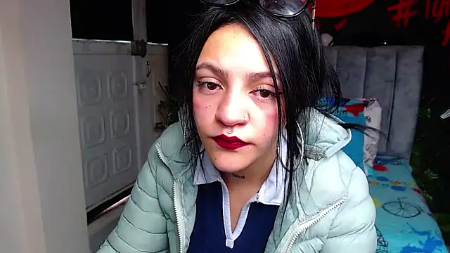 Violettasquirt online show from May 21, 2026, 1:41 pm