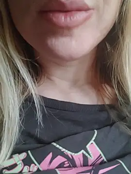 Snapshot of Linda_999 chatting on February 7, 2025, 12:06 pm Linda 999 online show from February 7, 2025, 12:06 pm