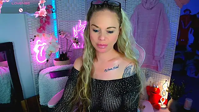 Snapshot of EllieKarrX chatting on January 31, 2025, 3:52 am EllieKarrX online show from January 31, 2025, 3:52 am