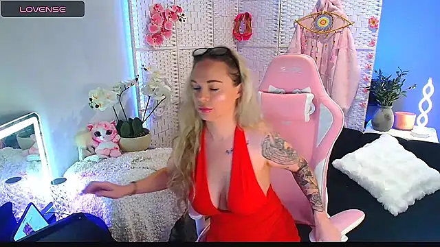 Snapshot of EllieKarrX chatting on September 26, 2025, 11:00 pm EllieKarrX online show from September 26, 2025, 11:00 pm