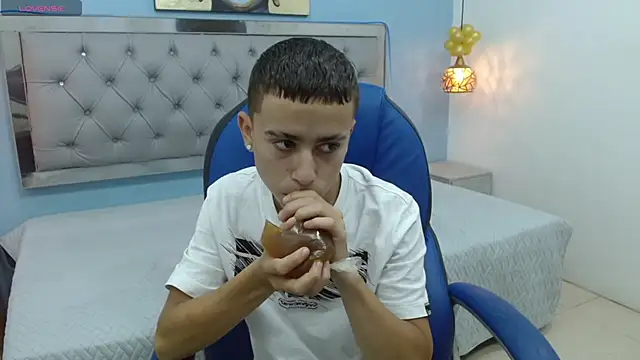 Xavii18 online show from February 12, 2025, 12:44 pm