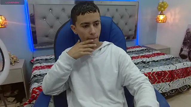 Xavii18 online show from February 25, 2025, 1:43 pm