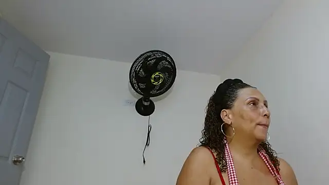 EvaMills1 online show from December 21, 2025, 2:08 pm