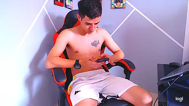 Snapshot of ADAM_HOT chatting on October 31, 2025, 5:20 pm ADAM HOT online show from October 31, 2025, 5:20 pm