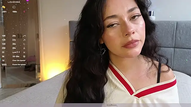 Snapshot of Soffimoon_ chatting on April 10, 2026, 9:11 pm Soffimoon online show from April 10, 2026, 9:11 pm