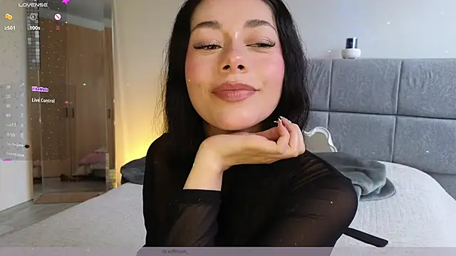 Snapshot of Soffimoon_ chatting on April 2, 2026, 8:37 pm Soffimoon online show from April 2, 2026, 8:37 pm