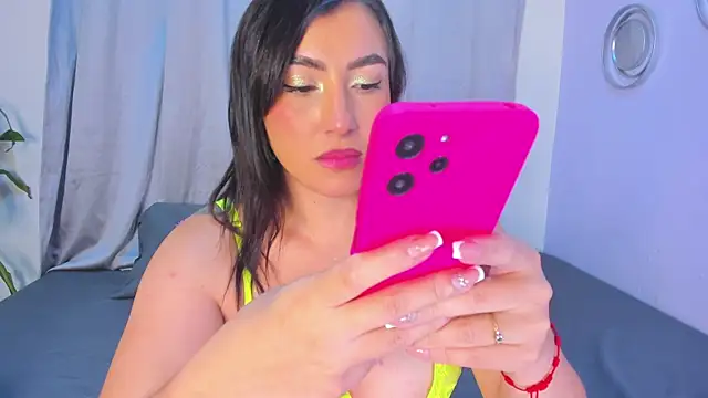 Snapshot of LunaMontiel chatting on October 31, 2025, 1:24 am LunaMontiel online show from October 31, 2025, 1:24 am