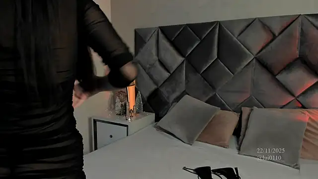 Snapshot of Luisa0110 chatting on November 22, 2025, 8:18 pm Luisa0110 online show from November 22, 2025, 8:18 pm