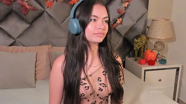 Snapshot of Luisa0110 chatting on October 29, 2025, 7:35 pm Luisa0110 online show from October 29, 2025, 7:35 pm