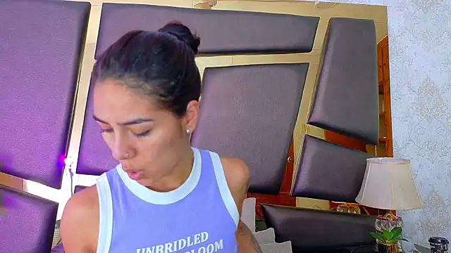 Snapshot of NicoleEsposito chatting on October 9, 2025, 1:00 pm NicoleEsposito online show from October 9, 2025, 1:00 pm