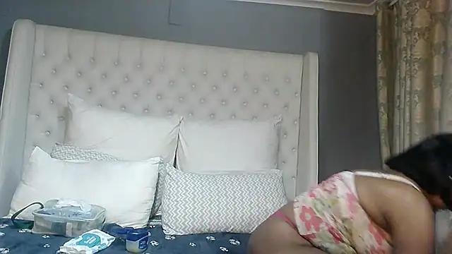 Snapshot of Carocurvy chatting on July 17, 2026, 8:28 pm Carocurvy online show from July 17, 2026, 8:28 pm