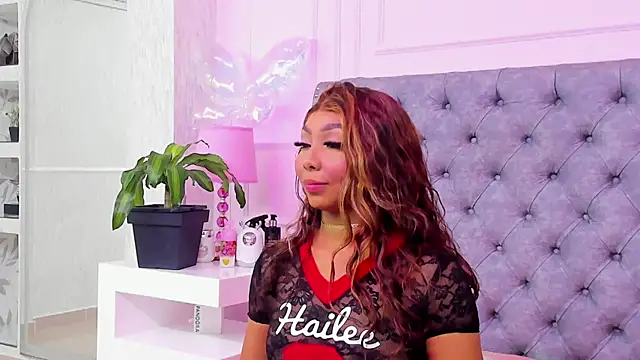 Snapshot of HaileeRoberts chatting on July 5, 2026, 1:07 pm HaileeRoberts online show from July 5, 2026, 1:07 pm