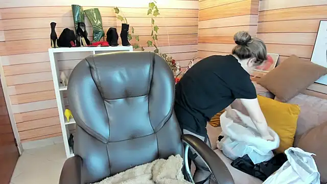 Victoria collins 1 online show from December 20, 2025, 12:08 pm