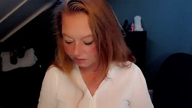 Snapshot of roxanna24 chatting on June 1, 2026, 7:46 pm roxanna24 online show from June 1, 2026, 7:46 pm