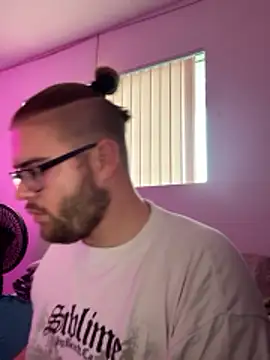 Snapshot of Comfortable_Bite chatting on October 28, 2025, 12:33 am Comfortable Bite online show from October 28, 2025, 12:33 am