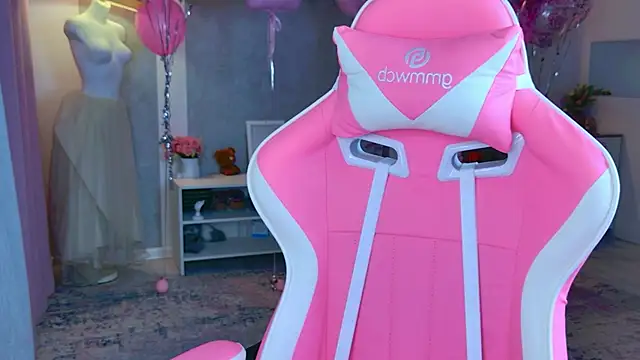 Snapshot of b4by_LoL1 chatting on November 28, 2025, 5:46 pm b4by LoL1 online show from November 28, 2025, 5:46 pm