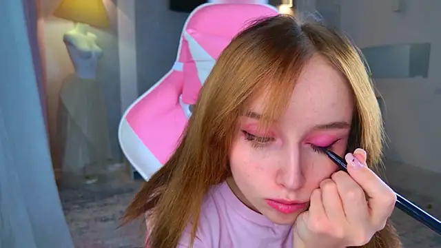 Snapshot of b4by_LoL1 chatting on November 21, 2025, 3:00 pm b4by LoL1 online show from November 21, 2025, 3:00 pm