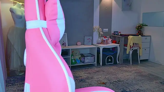 Snapshot of b4by_LoL1 chatting on November 30, 2025, 1:45 pm b4by LoL1 online show from November 30, 2025, 1:45 pm