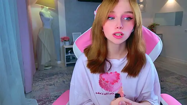 Snapshot of b4by_LoL1 chatting on December 3, 2025, 11:31 am b4by LoL1 online show from December 3, 2025, 11:31 am