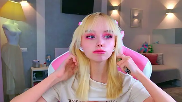 Snapshot of b4by_LoL1 chatting on February 22, 2026, 2:41 pm b4by LoL1 online show from February 22, 2026, 2:41 pm