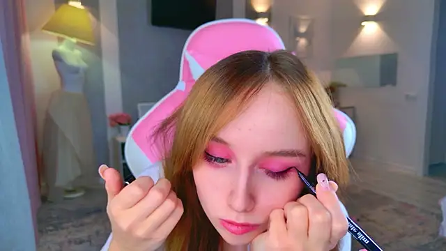 Snapshot of b4by_LoL1 chatting on December 2, 2025, 11:23 am b4by LoL1 online show from December 2, 2025, 11:23 am